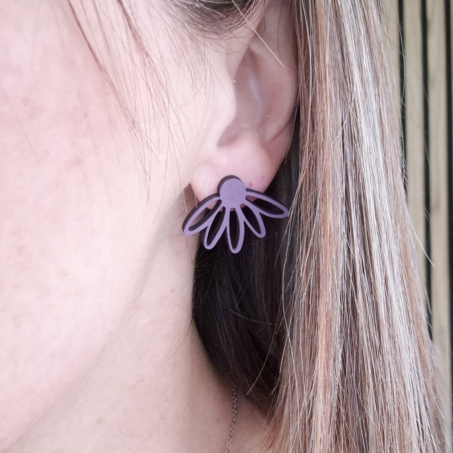 Hey There Daisy Studs (Plum)