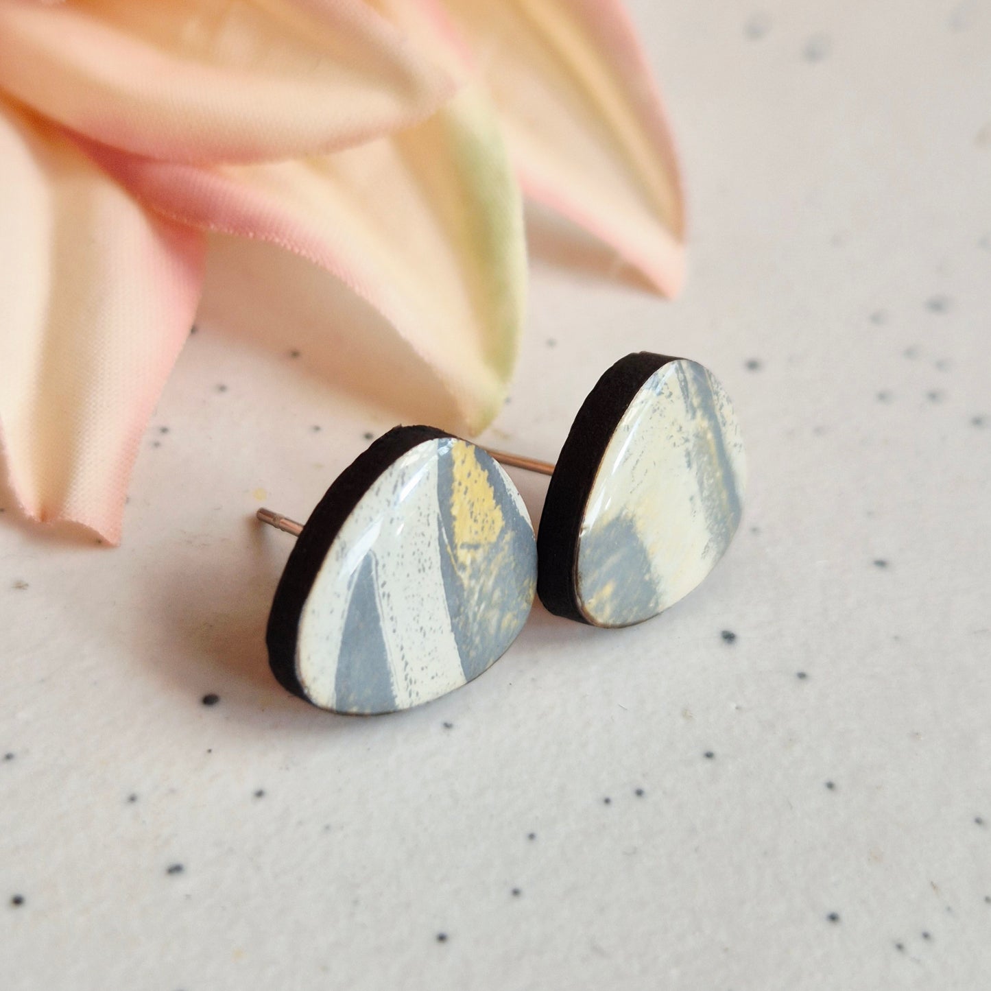 Gel Plate Organic Studs (Yellow, white, grey)