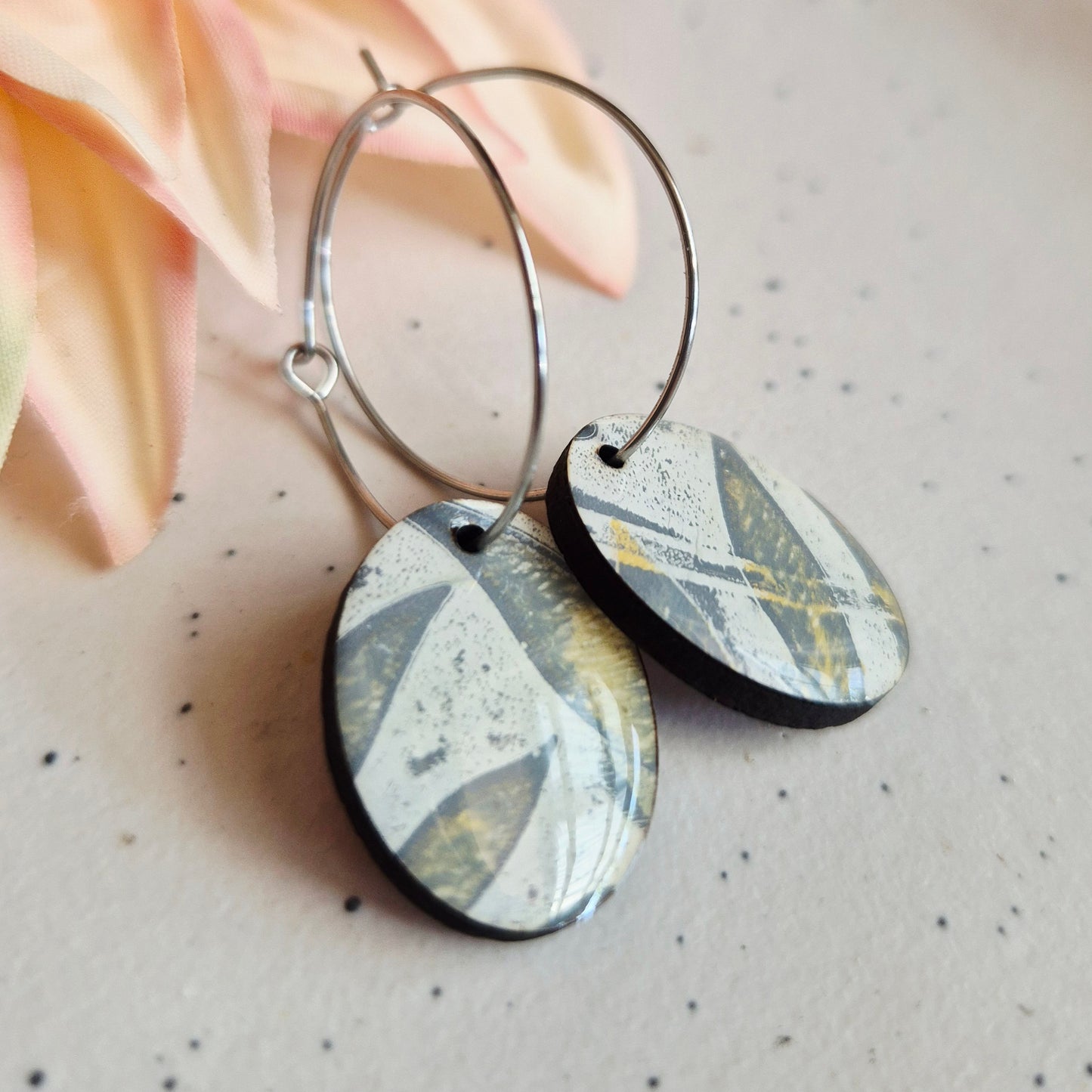 Gel Plate Oval Hoops (White, grey, yellow)